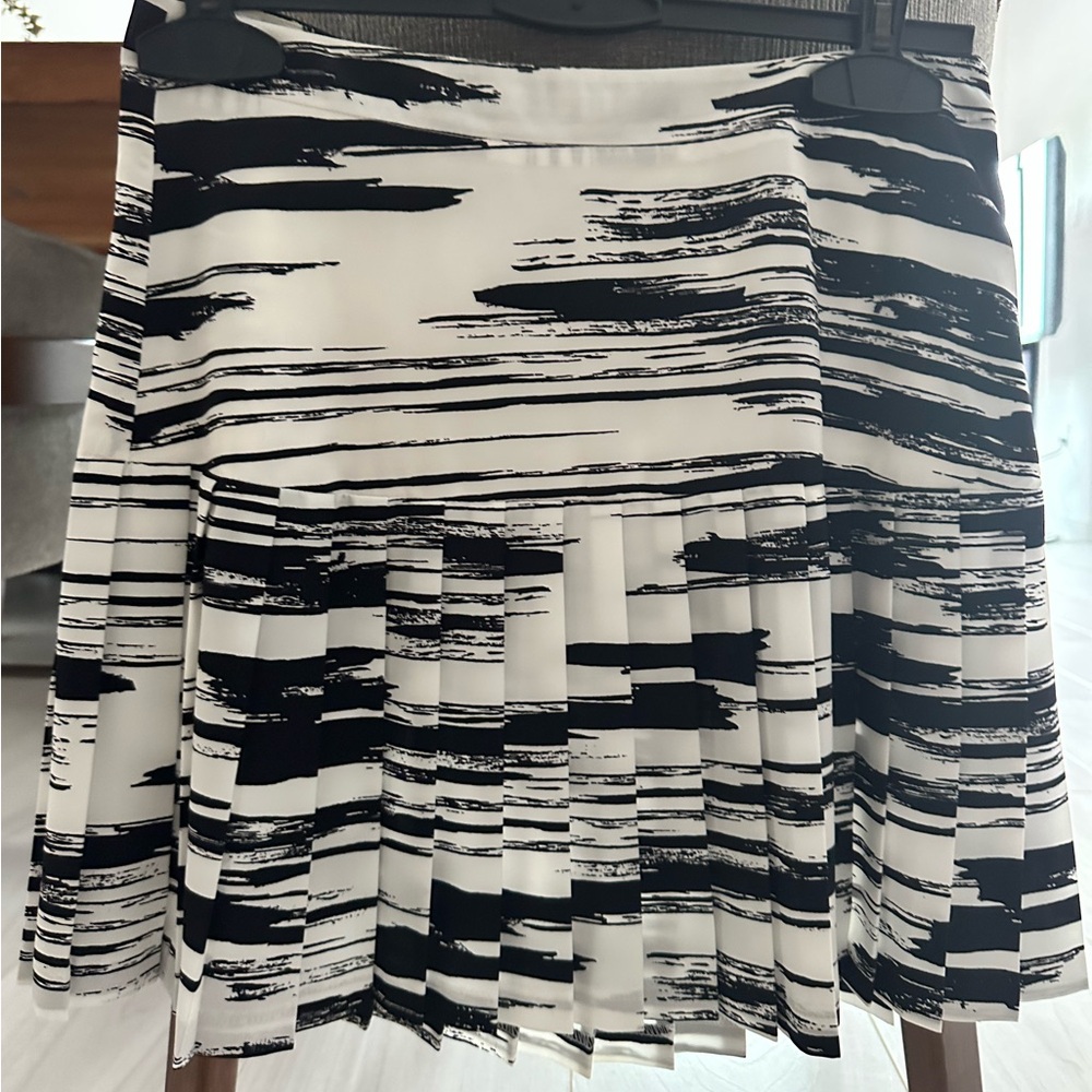 Banana Republic Pleated Black & White Mini Skirt, Size 6.